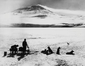 Robert Falcon Scottin (1868-1912) Etelänavan tutkimusmatka ennen Erebuksen tulivuorta Rossin saarella, 15. tammikuuta tekijältä J.B. and Brown J. Rowbotham