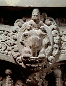 Khmerien taide: "" Jumala Indra keskellä Airavana ja Marut, myrskyn ja tuulen jumalat""" Sambor Prei Kukin (600-650) tyylinen kivisilta. Kambodžasta. Pariisi, Guimetin museo, Aasian taiteen kansallinen museo