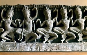 Apsarat, hyvin nuoria ja kauniita olentoja, jotka tanssivat Indran pihalla. Hindulainen mytologia. Art Khmer, Bayonin temppeli