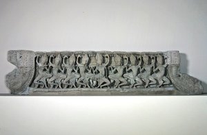Pääty, jossa on yhdeksän tanssivaa asparaa, 1100-luvun lopusta 1200-luvun alkuun, Bayonista, Angkor Thom (hiekkakivi)