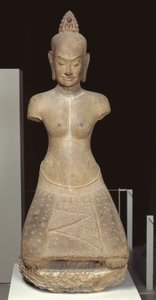 Jayarajadevin patsas buddhalaisen jumaluuden Taran tai Prajnaparamitan (hiekkakivi) varjossa tekijältä Cambodian School