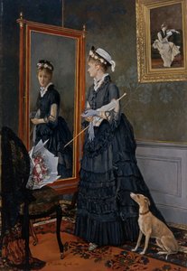 Elegante Frau, die sich im Spiegel betrachtet