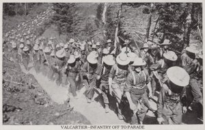 Val Cartier-Jalkaväki lähdössä paraatiin 1915 (s/w kuva) tekijältä Canadian Photographer