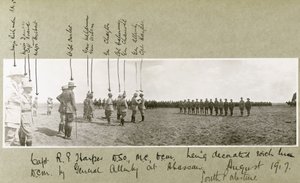 Kenraali Allenby palkitsee kapteeni Harperin kunniamerkillä Abassanissa, Etelä-Palestiinassa, elokuussa 1917. tekijältä Capt. Arthur Rhodes