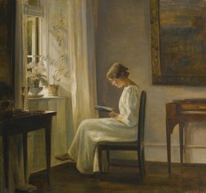 Sisustus, jossa nainen lukee