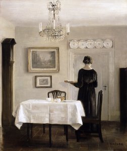 Sisustus, jossa nainen kantaa tarjotinta,1905 k. tekijältä Carl Holsoe