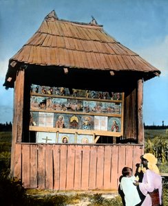 Romania, Bukovina, äiti lapsen kanssa pienen kappelin edessä, jossa on pyhimysten kuvia, kuvan päivämäärä: noin 1920. Carl Simonin arkisto tekijältä Carl Simon