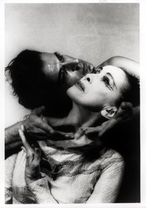 Martha Graham (1894-1991) ja Bertram Ross (1920-2003) "Visionary Recital" -näytelmässä 27. kesäkuuta 1961 (gelatiinihopeapaino).