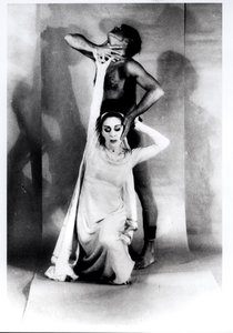 Martha Graham (1894-1991) ja Bertram Ross (1920-2003) "Visionary Recital" -näytelmässä 27. kesäkuuta 1961 (gelatiinihopeapaino).