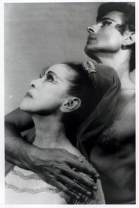 Martha Graham (1894-1991) ja Bertram Ross (1920-2003) "Visionary Recital" -näytelmässä 27. kesäkuuta 1961 (gelatiinihopeapaino).