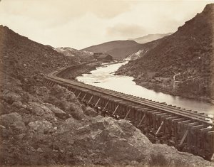 Eureka Quartz Mill and Flume, Nevada, 1875, painettu n. 1876. tekijältä Carleton Emmons Watkins