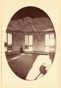 Puun kannon päälle rakennetun paviljongin sisätilat, Mammoth Tree Grove, Calaveras Co., Cal. tekijältä Carleton Watkins