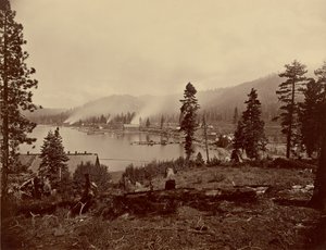 Näkymä Gleenbrookin [sic] lahdelle, Tahoe-järvi, jossa näkyy Carsonin ja Tahoe Lumber and Flume Co:n sahat, aallonmurtaja ja höyrylaivat, sekä Tahoe-järven päätepysäkki, N.G.R.R.:n järvi. tekijältä Carleton Watkins
