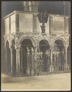 Milano - S. Ambrogion basilika - 6. vuosisadan kristillinen ambo ja sarkofagi.