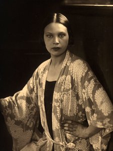 Puolipitkä muotokuva Wanda Wulzista, jolla on kimono-aamiainen