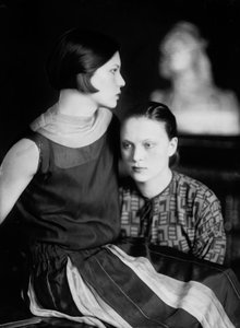Wanda ja Marion Wulzin muotokuva, Trieste, n. 1920 (lasilevy)