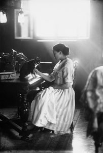 Muotokuva Wandasta istumassa pöydän ääressä kissansa kanssa, Trieste, n. 1910 (lasilautanen)