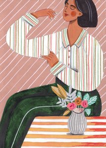 Nainen raidallisessa paidassa ja vihreissä housuissa tekijältä Caroline Bonne Müller