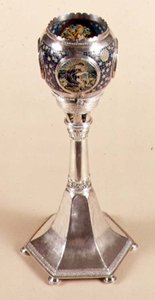 Plique-a-jour emaloitu valaisin, 1905-12 (metalli & emali) tekijältä Carrie Copson