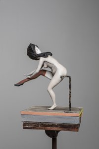 Degas-nukke 5, 2017 (maalattu hartsi, teräs, puu)