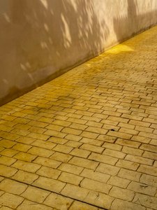 Koostumus - Jalkakäytävät ja varjot, 2022 (kuva) tekijältä Cécile Jamet