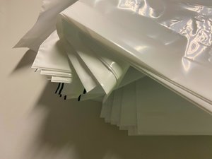 Koostumus - Muovi, 2022 (kuva) tekijältä Cécile Jamet