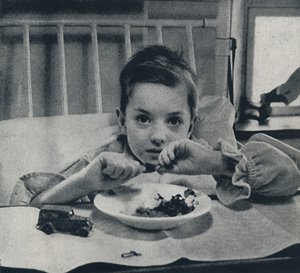 Pieni lapsi, joka vetää kevyesti henkeään ja tuntee elämän jokaisessa raajassa, mitä sen pitäisi tietää tekijältä Cecil Beaton
