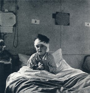 Pieni lapsi, joka vetää kevyesti henkeään ja tuntee elämän jokaisessa raajassa, mitä sen pitäisi tietää tekijältä Cecil Beaton
