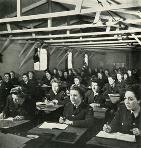 Kokeilu seuraa, c1943. tekijältä Cecil Beaton