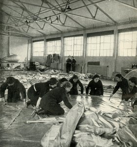 Balloon Fabric Workers, c1943. tekijältä Cecil Beaton