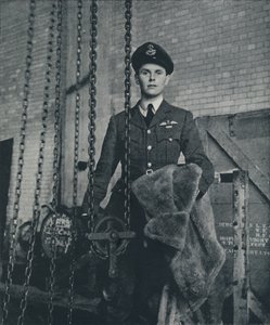 Pommikoneen kapteeni, 1941 tekijältä Cecil Beaton