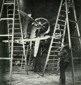 Flight Mechanics, myös W.A.A.F. Kauppa, v1943. tekijältä Cecil Beaton