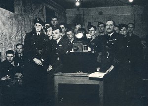 Saksalle tänä iltana, 1941 tekijältä Cecil Beaton