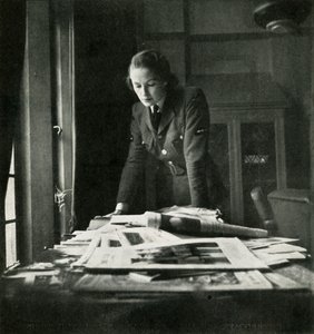 Lukusalissa, vuodelta 1943. tekijältä Cecil Beaton