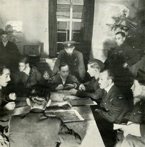 Lentomiehistön kuulustelu, W.A.A.F. Apua tässä työssä, c1943. tekijältä Cecil Beaton