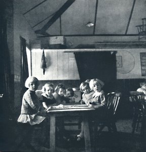 Oppitunnit Lontoon lapsille kylätalossa, 1941 tekijältä Cecil Beaton