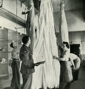 Parachute Packers, 1943. tekijältä Cecil Beaton