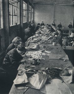 Ilmapallojen paikkaus, 1941 tekijältä Cecil Beaton