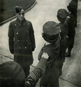 R.A.F. Kersantti Drills Airwomen, c1943. tekijältä Cecil Beaton