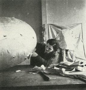 Palon ilmapallojen korjaaminen, c1943. tekijältä Cecil Beaton