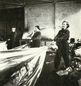 Palon ilmapallojen korjaaminen, c1943. tekijältä Cecil Beaton