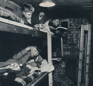 Koulupoikien asuntola, 1941 tekijältä Cecil Beaton