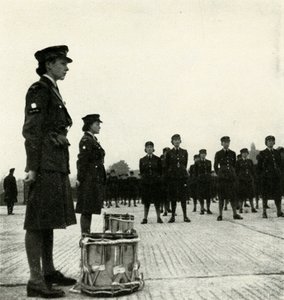 W.A.A.F. Band on Parade, vuodelta 1943. tekijältä Cecil Beaton