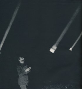 Sota..., 1941 tekijältä Cecil Beaton