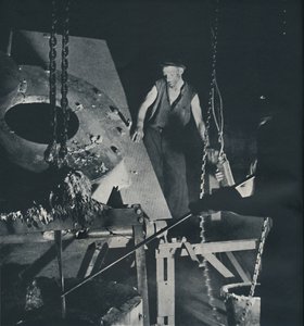 Lentokonetehtaan työntekijä metalliseoksen valmistelussa, 1941 tekijältä Cecil Beaton
