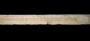 Kelttiläinen taide: "" kunnianosoitus jumalille""" Kelttiläisillä aakkosilla haudattu kaiverrus (Ogham). Comen alueelta Italiasta. Loppu 6. alku 5. vuosisadalla eKr. Himmeä. 365x19x33 cm Como, Museo Civico Archeologico Paolo Giovio tekijältä Celtic