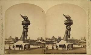 Kolossaalinen käsi ja soihtu "Liberty" esillä Philadelphia Centennial Exhibition -näyttelyssä, 1876