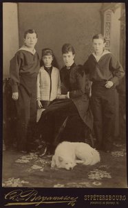 Keisarinna Maria Fjodorovna lasten, Nikolai Aleksandrovitšin, George Aleksandrovitšin ja Ksenia Aleksandrovnan kanssa, kirjoittanut Bergamasco, Charles (Karl) (1830-1896). Albumin Photo, n. 1883. Venäjän valtion elokuva- ja valokuva-arkisto, Krasnogorsk tekijältä Charles Bergamasco