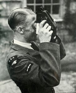 Lentäjä opetteli navigointia toisen maailmansodan aikana, 1941.