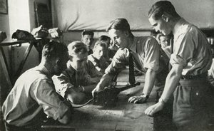 RAF:n henkilökunta oppia aseista, 1941.